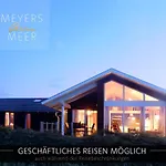 Дом отдыха Schwarzes Holzferienhaus Mit Sauna -- Feldrain -- An Der Ostsee, Bei Wismar, 4-6 Personen *