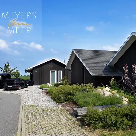Schwarzes Holzferienhaus Mit Sauna -- Feldrain -- An Der Ostsee, Bei Wismar, 4-6 Personen Zierow