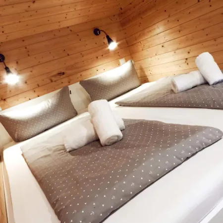 Schwarzes Holzferienhaus Mit Sauna -- Feldrain -- An Der Ostsee, Bei Wismar, 4-6 Personen 齐罗